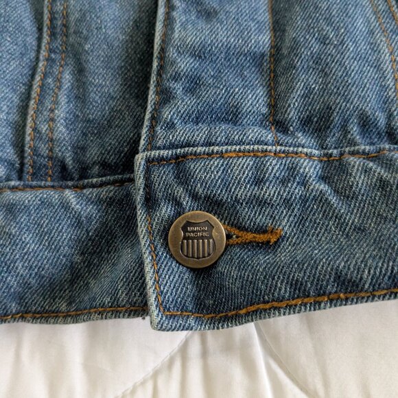Union Pacific Jean Jacket Men's XL Blue Railroad Portland Service Unit 150 Years - Picture 7 of 13
